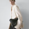 Satin-Blazer mit hohem Kragen Satin-Blazer mit hohem Kragen