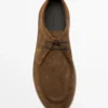 Schuhe aus Leder mit Mokassin-Spitze und klobiger Sohle Schuhe aus Leder mit Mokassin-Spitze und klobiger Sohle