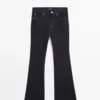 Skinny-Jeans mit hoher Taille und ausgestelltem Bein Skinny-Jeans mit hoher Taille und ausgestelltem Bein