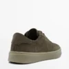 Sneaker aus gespaltenem Wildleder Sneaker aus gespaltenem Wildleder