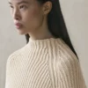 Strickcape mit Schlitzdetails Strickcape mit Schlitzdetails