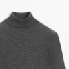 Strickpullover aus Wollmischung mit hohem Kragen