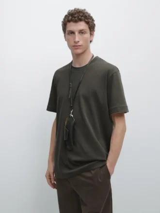 T-Shirt aus 100 % Baumwolle mit kontrastierendem Ausschnitt
