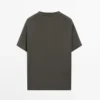 T-Shirt aus 100 % Baumwolle mit kontrastierendem Ausschnitt