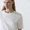 T-Shirt mit normaler Passform und kurzen Ärmeln T-Shirt mit normaler Passform und kurzen Ärmeln