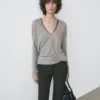 T-Shirt mit V-Ausschnitt und Spitzendetail