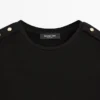 T-Shirts mit überschnittenen Ärmeln und Knopfdetails T-Shirts mit überschnittenen Ärmeln und Knopfdetails