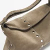 Tasche aus Spaltleder mit Nietenverzierung Tasche aus Spaltleder mit Nietenverzierung