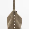 Tasche aus Spaltleder mit Nietenverzierung Tasche aus Spaltleder mit Nietenverzierung