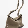 Tasche aus Spaltleder mit Nietenverzierung Tasche aus Spaltleder mit Nietenverzierung