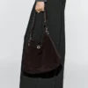 Tasche aus Spaltveloursleder mit Ösen Tasche aus Spaltveloursleder mit Ösen