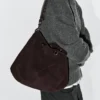 Tasche aus Spaltveloursleder mit Ösen Tasche aus Spaltveloursleder mit Ösen