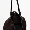 Tasche aus Spaltveloursleder mit Ösen Tasche aus Spaltveloursleder mit Ösen