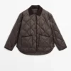 Wasserabweisende Daunenjacke mit Cord-Details Wasserabweisende Daunenjacke mit Cord-Details