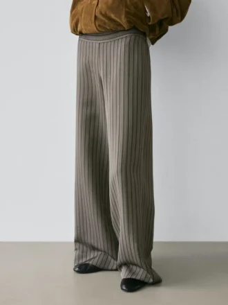 Weit geschnittene Hose mit gestreiften Details
