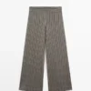 Weit geschnittene Hose mit gestreiften Details