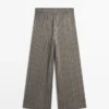 Weit geschnittene Hose mit gestreiften Details