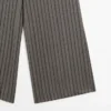 Weit geschnittene Hose mit gestreiften Details