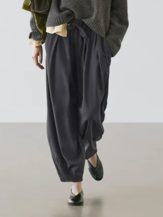weite plissee hose mit weitem bein 2 330x440 - Weite Plissee-Hose mit weitem Bein